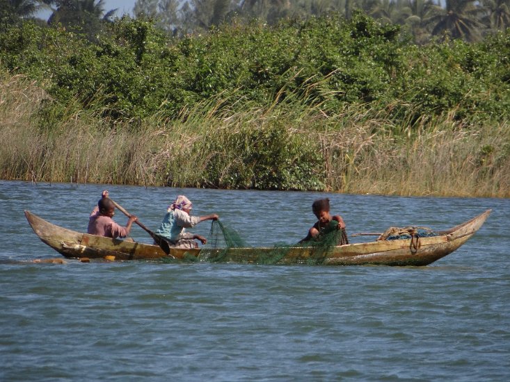 DSC02225.JPG - Op  het Pangalane canal Manakara aan het vissen