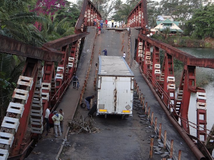 DSC02323.JPG - De brug bij Manakara is ingestort door een vrachtwagen die te zwaar is beladen