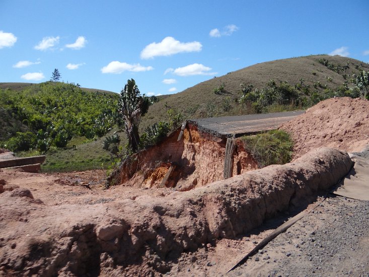 DSC02342.JPG - Deel van de weg ingestort Ranomafana-Manakara