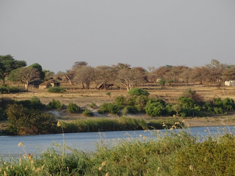 DSC07856.JPG - Okavangoriver, overkant Angola